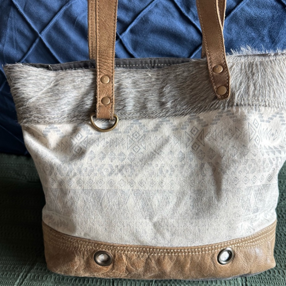 MYRA SHOULDER TOTE BAG CREAM & TAN - Picture 4 of 8